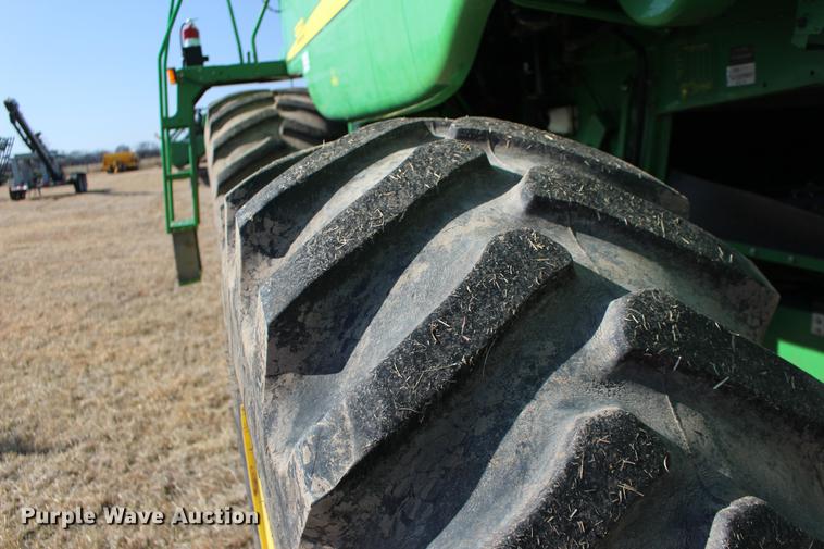 image for item DE8830 2004 John Deere 9660 combine