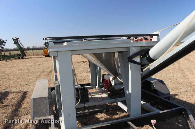 image for item DE8831 CrustBuster Tote G 90783200 seed tender