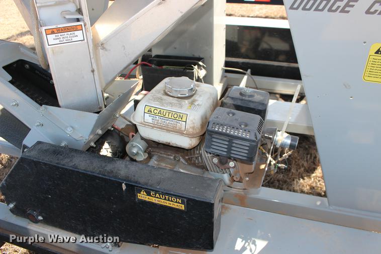 image for item DE8831 CrustBuster Tote G 90783200 seed tender