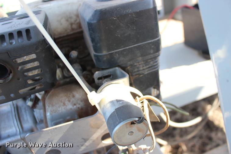 image for item DE8831 CrustBuster Tote G 90783200 seed tender