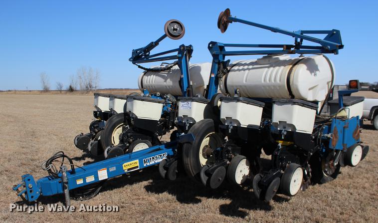 image for item DE8835 Kinze 3200 no-till planter