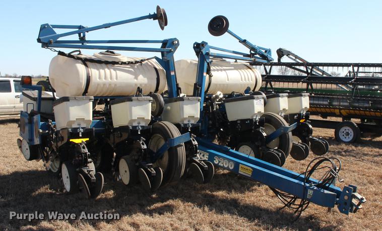 image for item DE8835 Kinze 3200 no-till planter