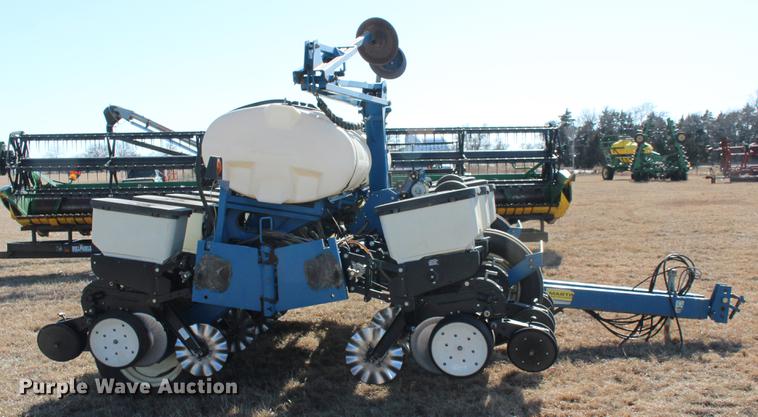 image for item DE8835 Kinze 3200 no-till planter