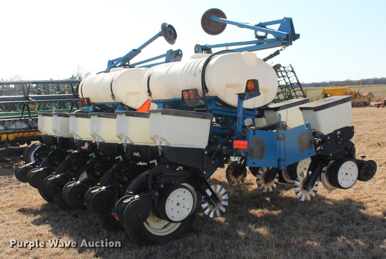 image for item DE8835 Kinze 3200 no-till planter