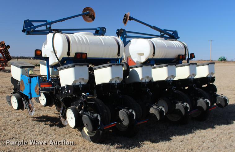 image for item DE8835 Kinze 3200 no-till planter