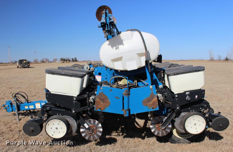 image for item DE8835 Kinze 3200 no-till planter