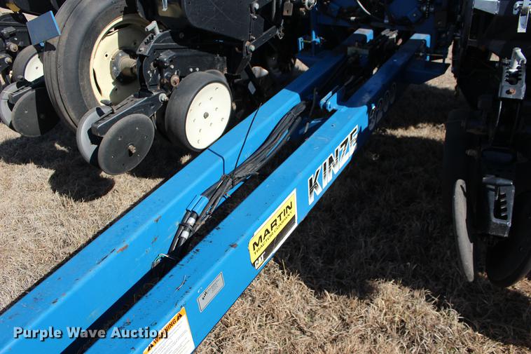 image for item DE8835 Kinze 3200 no-till planter