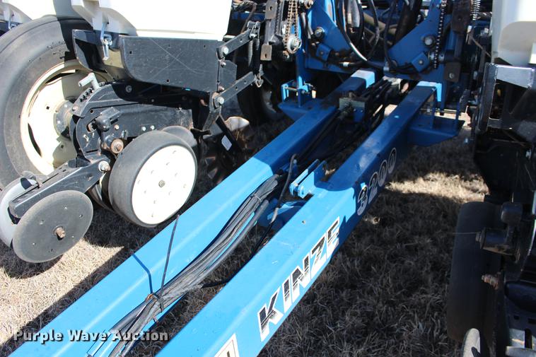 image for item DE8835 Kinze 3200 no-till planter