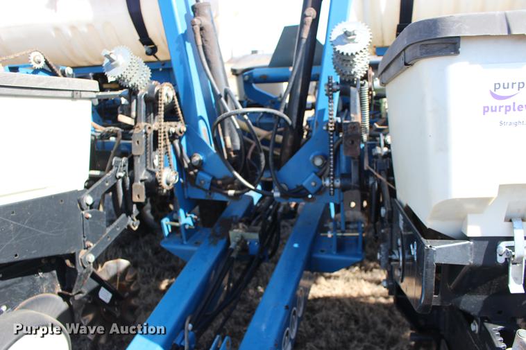 image for item DE8835 Kinze 3200 no-till planter
