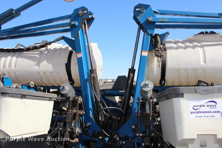 image for item DE8835 Kinze 3200 no-till planter