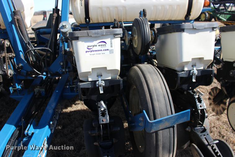 image for item DE8835 Kinze 3200 no-till planter
