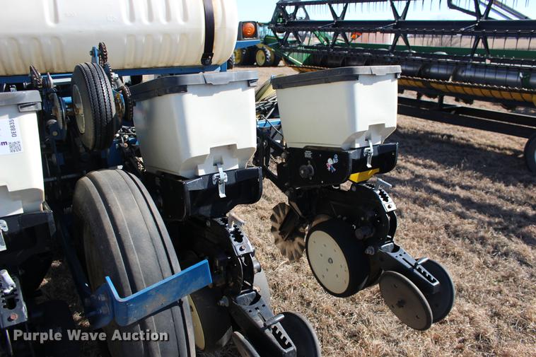 image for item DE8835 Kinze 3200 no-till planter