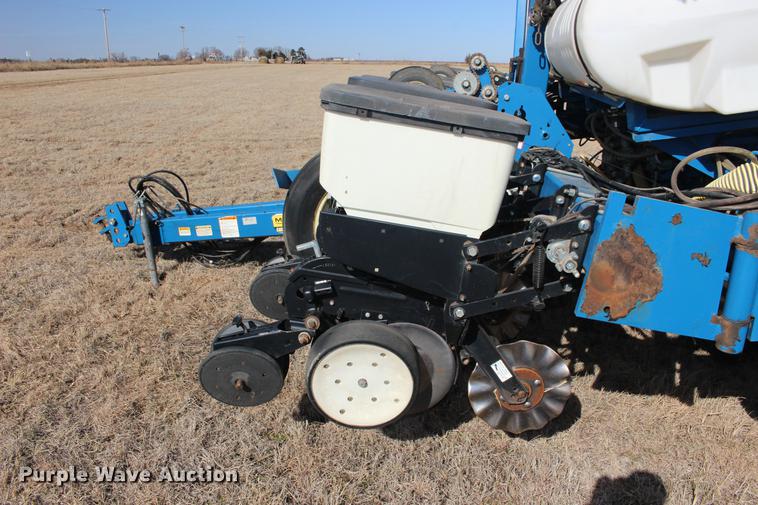 image for item DE8835 Kinze 3200 no-till planter