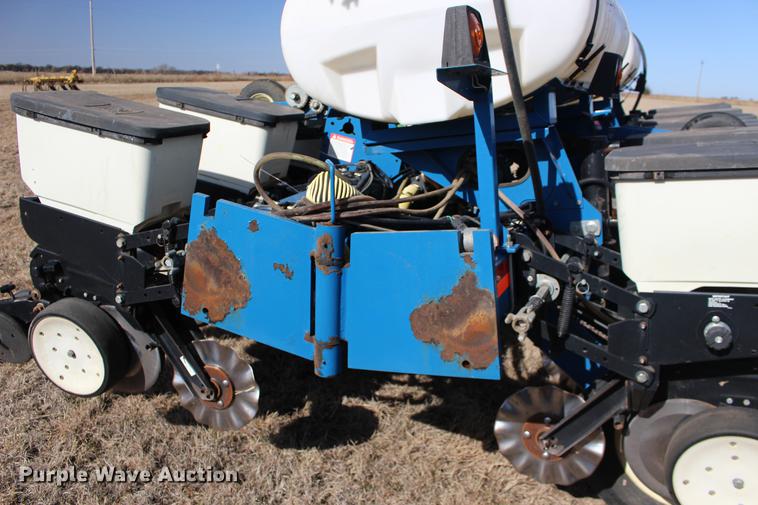 image for item DE8835 Kinze 3200 no-till planter