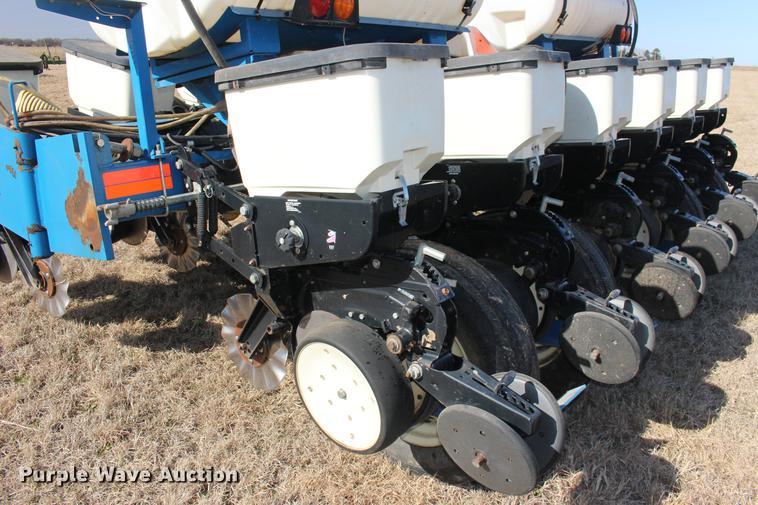 image for item DE8835 Kinze 3200 no-till planter