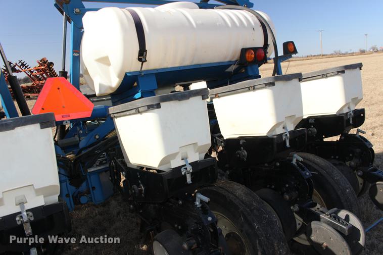 image for item DE8835 Kinze 3200 no-till planter