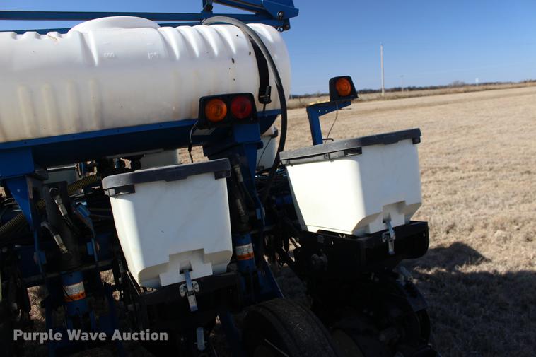 image for item DE8835 Kinze 3200 no-till planter