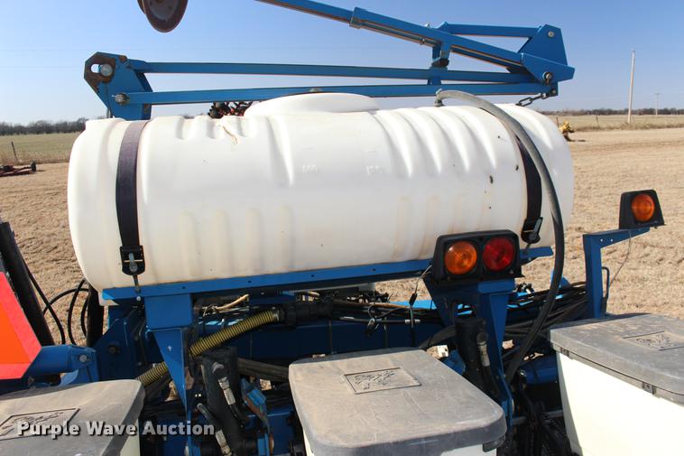 image for item DE8835 Kinze 3200 no-till planter