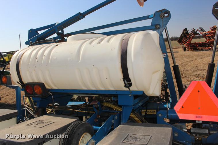 image for item DE8835 Kinze 3200 no-till planter