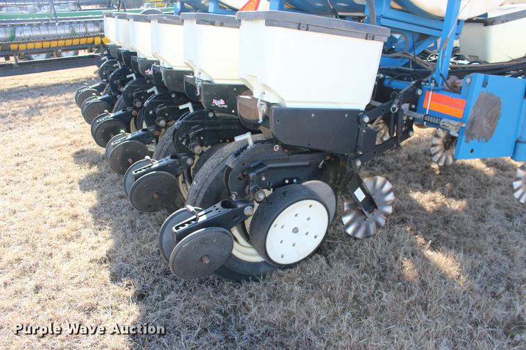 image for item DE8835 Kinze 3200 no-till planter