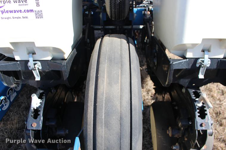 image for item DE8835 Kinze 3200 no-till planter