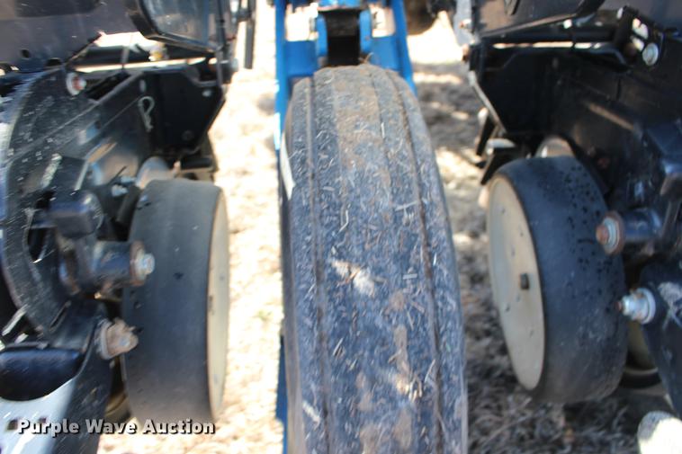 image for item DE8835 Kinze 3200 no-till planter