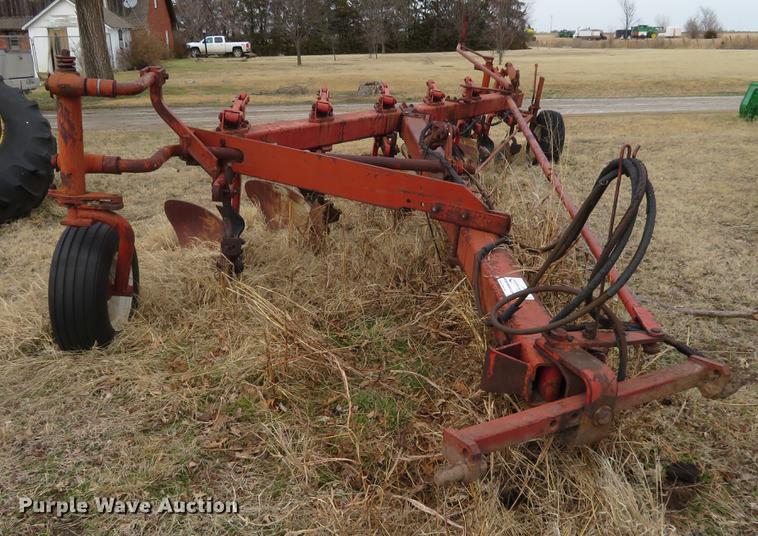 image for item DE8836 International six bottom plow