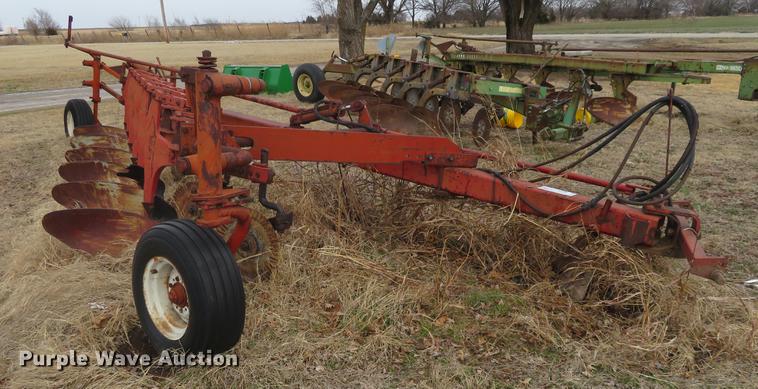 image for item DE8836 International six bottom plow