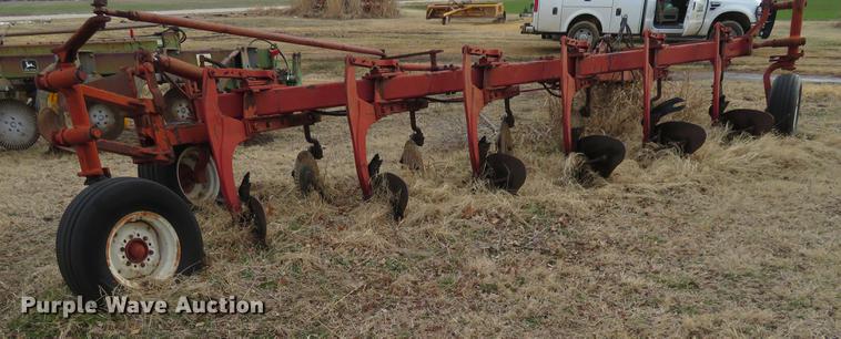 image for item DE8836 International six bottom plow