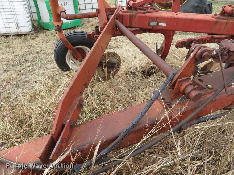 image for item DE8836 International six bottom plow