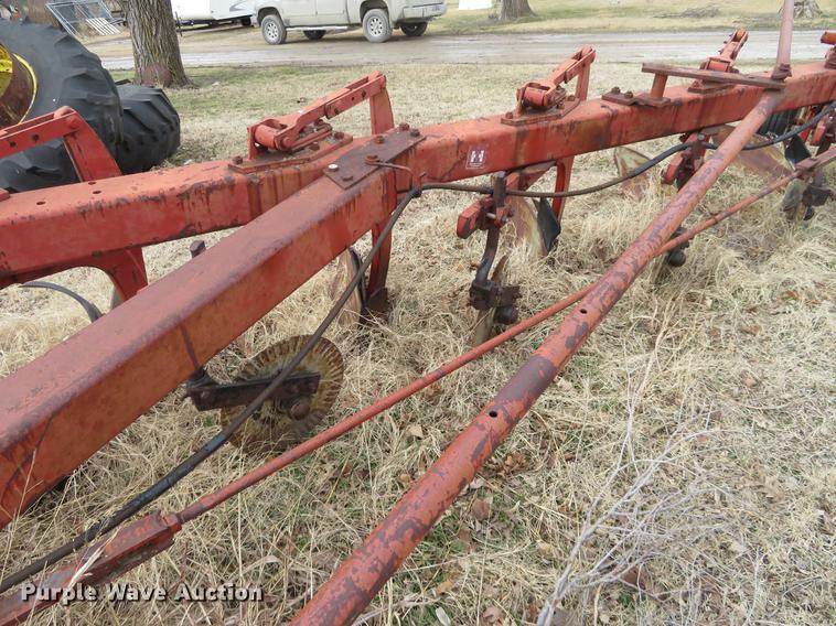 image for item DE8836 International six bottom plow