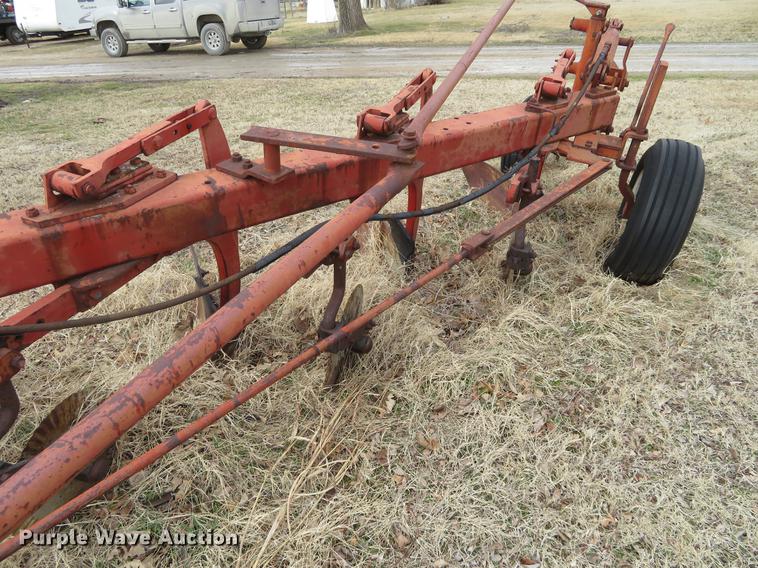 image for item DE8836 International six bottom plow