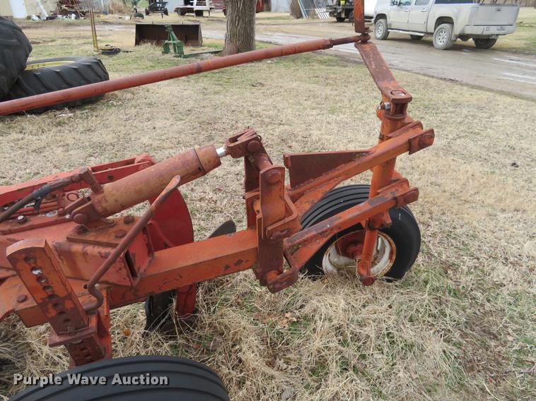 image for item DE8836 International six bottom plow