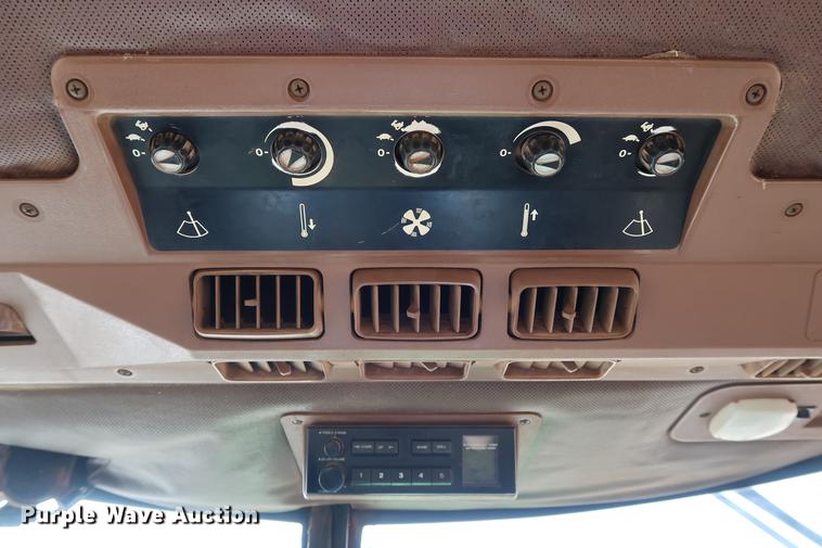 image for item DG3349 1987 John Deere 8650 4WD tractor