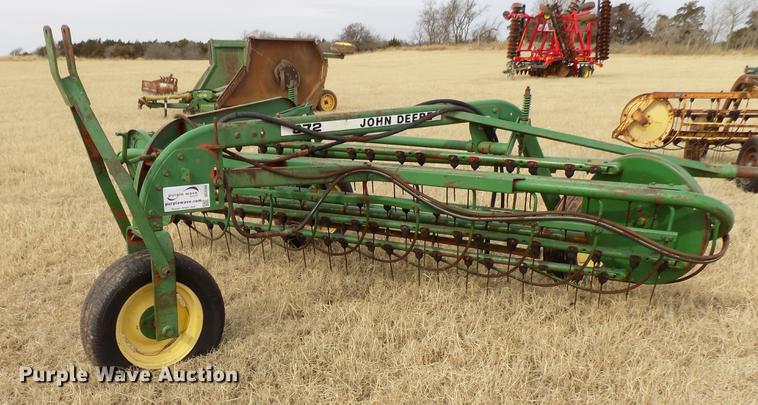 image for item DG3366 John Deere 672 hay rake