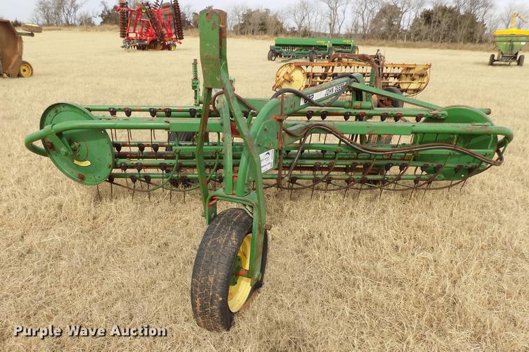 image for item DG3366 John Deere 672 hay rake