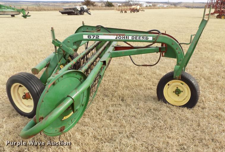 image for item DG3366 John Deere 672 hay rake