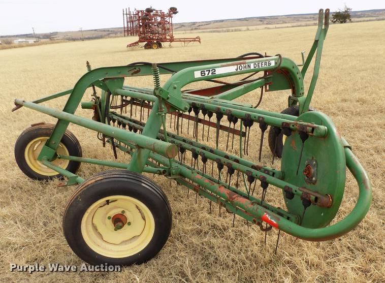 image for item DG3366 John Deere 672 hay rake