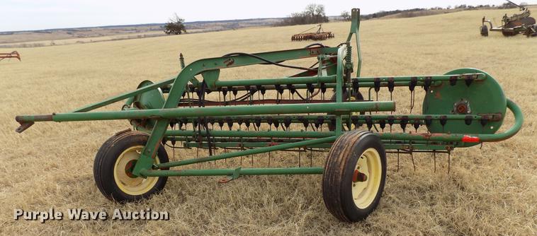 image for item DG3366 John Deere 672 hay rake