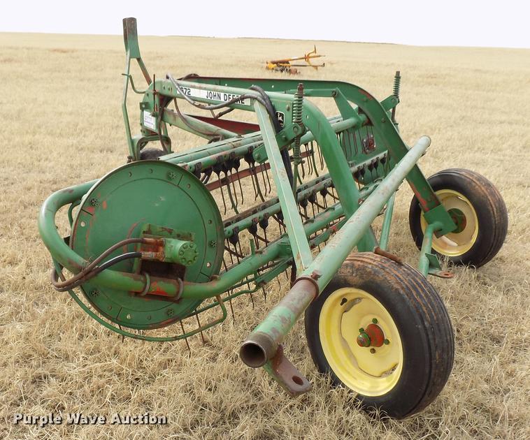 image for item DG3366 John Deere 672 hay rake