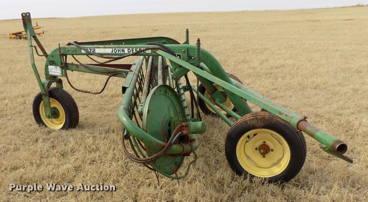 image for item DG3366 John Deere 672 hay rake
