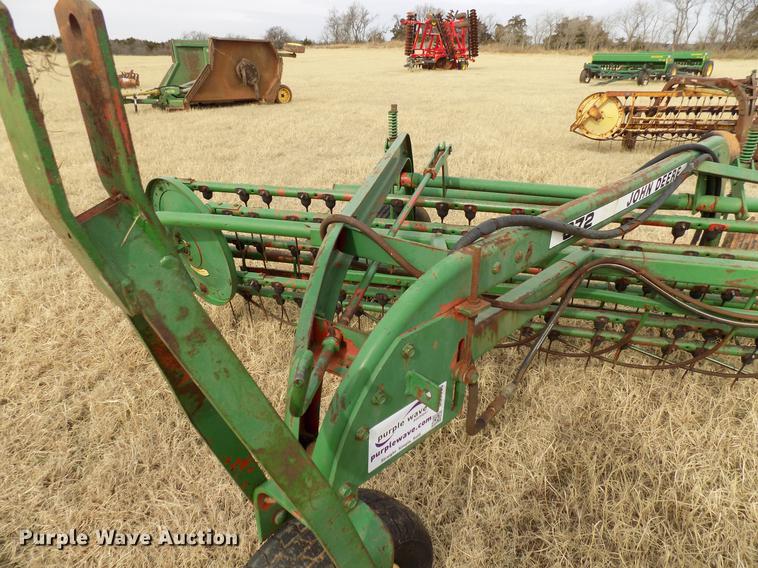 image for item DG3366 John Deere 672 hay rake