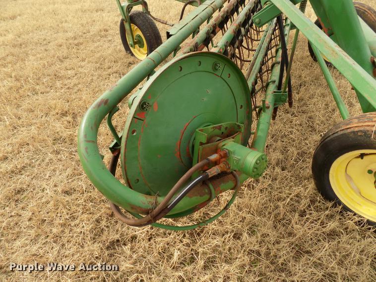 image for item DG3366 John Deere 672 hay rake