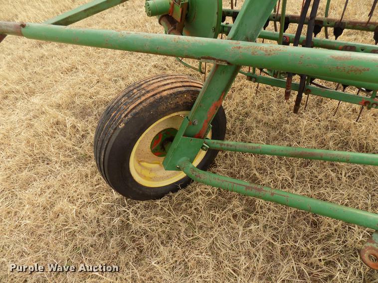 image for item DG3366 John Deere 672 hay rake