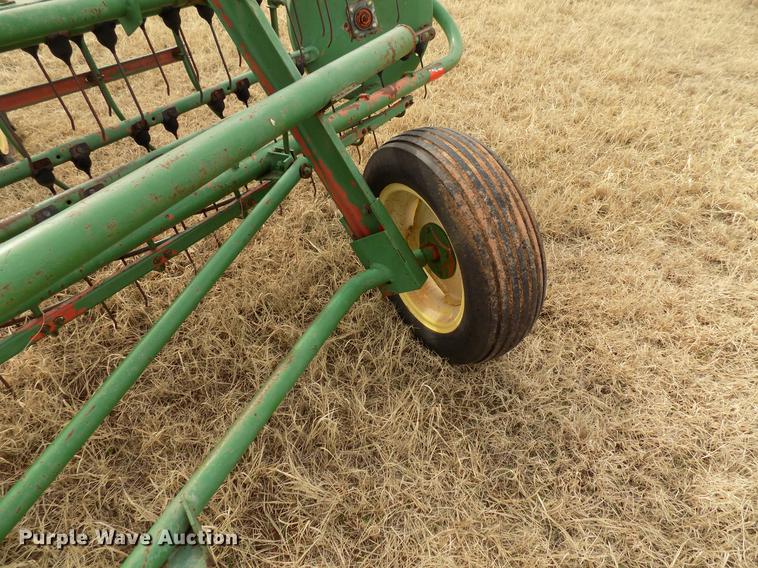 image for item DG3366 John Deere 672 hay rake