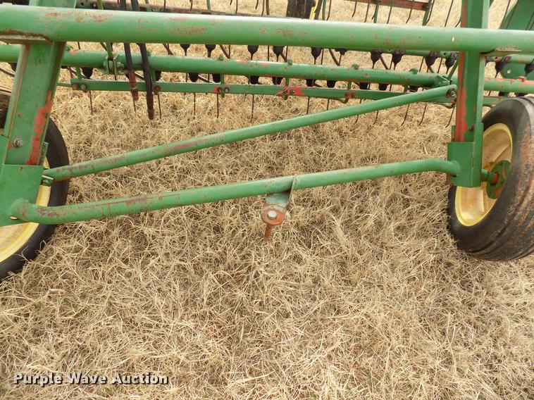 image for item DG3366 John Deere 672 hay rake