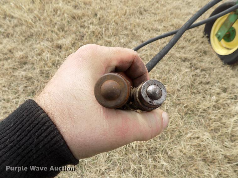 image for item DG3366 John Deere 672 hay rake