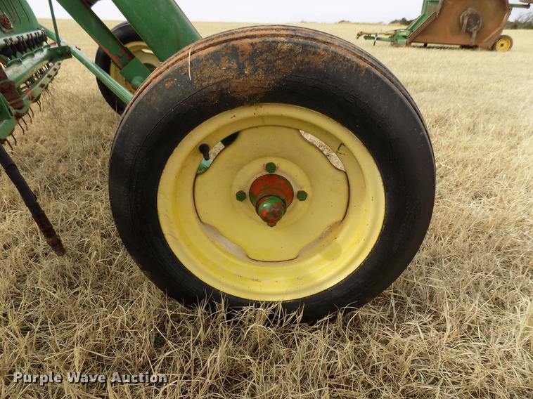 image for item DG3366 John Deere 672 hay rake