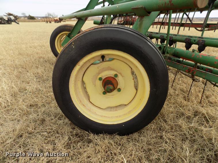 image for item DG3366 John Deere 672 hay rake