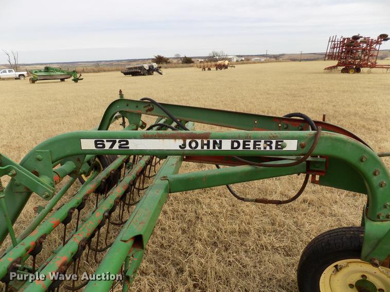 image for item DG3366 John Deere 672 hay rake